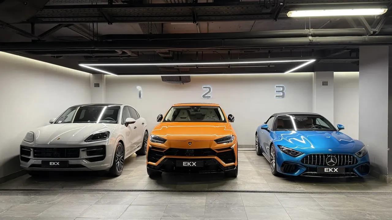 Porsche, Lamborghini и Mercedes-Benz в шоуруме