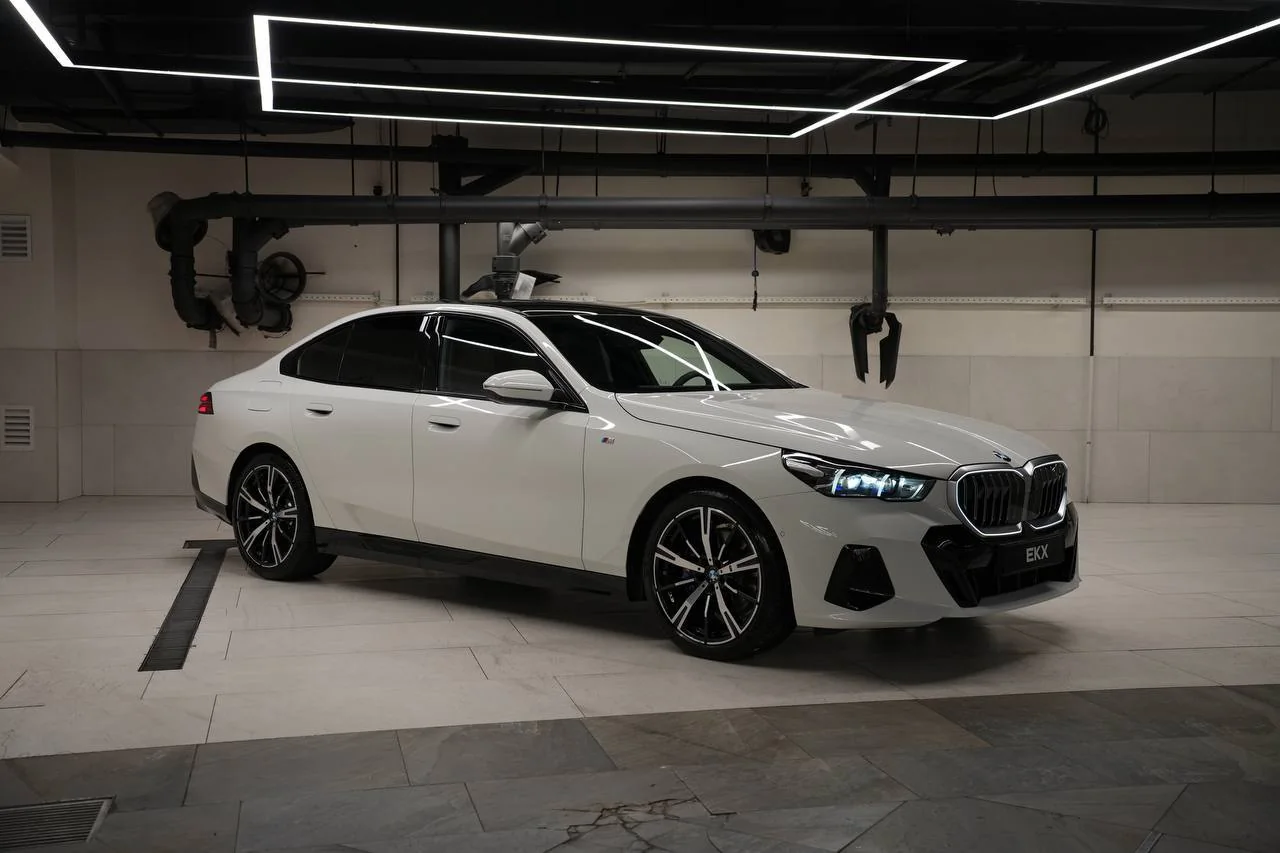 Белый BMW 5 серии в шоуруме
