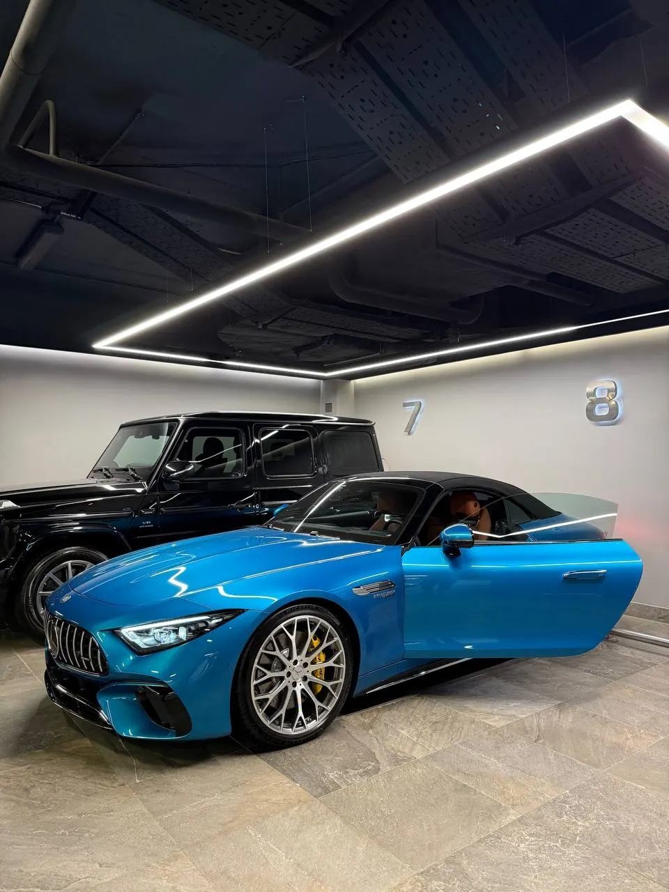 Голубой Mercedes-AMG SL 63 в шоуруме