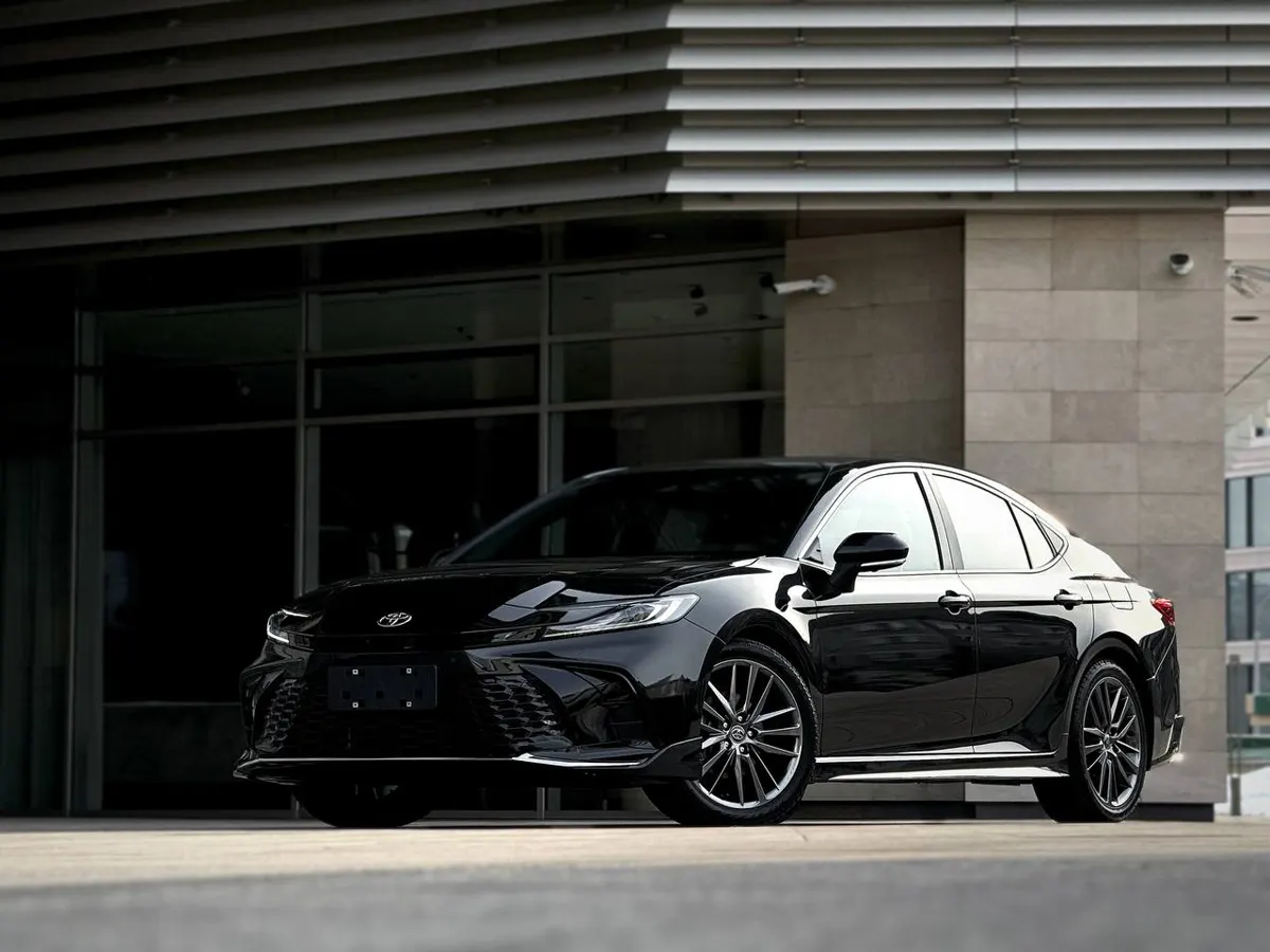 Чёрная Toyota Camry у здания