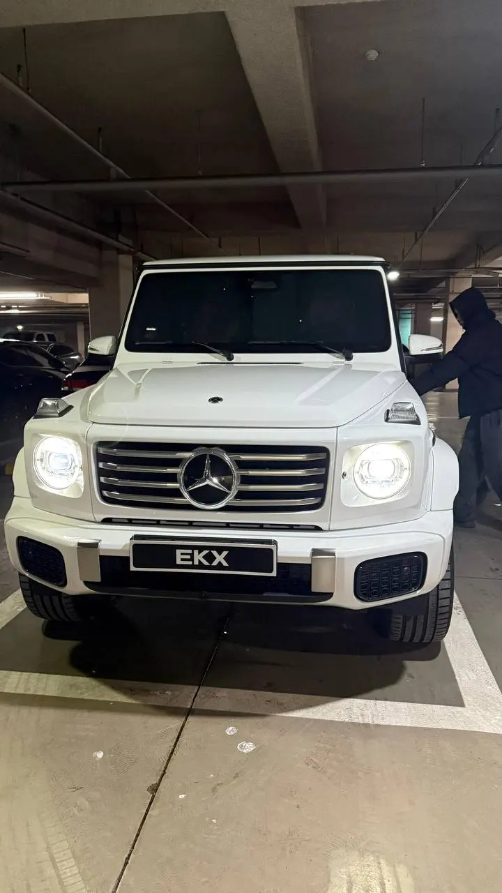 Белый Mercedes-Benz G 450 d на парковке