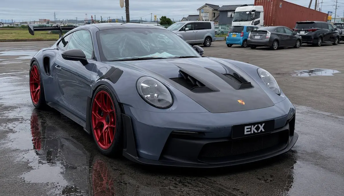 Серый Porsche 911 GT3 RS с красными дисками