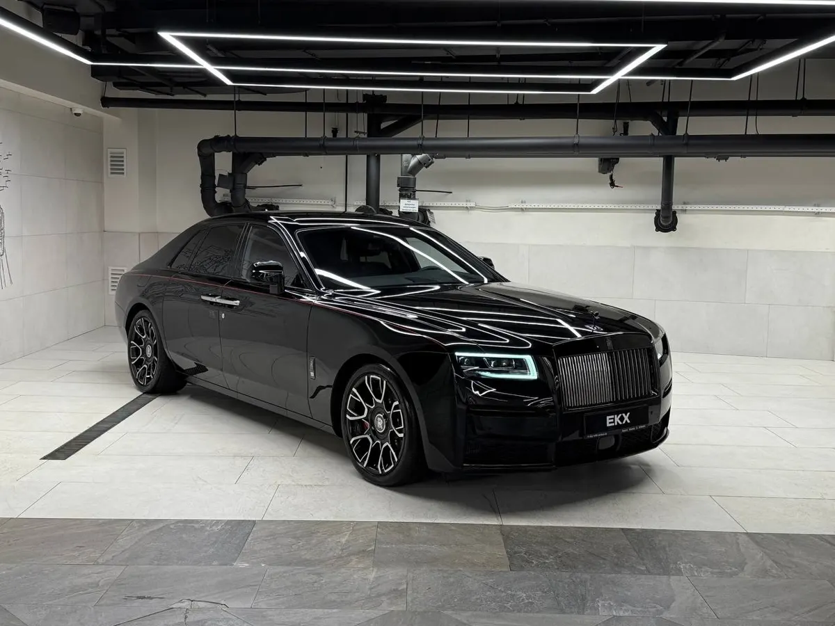 Чёрный Rolls-Royce Ghost Black Badge в шоуруме