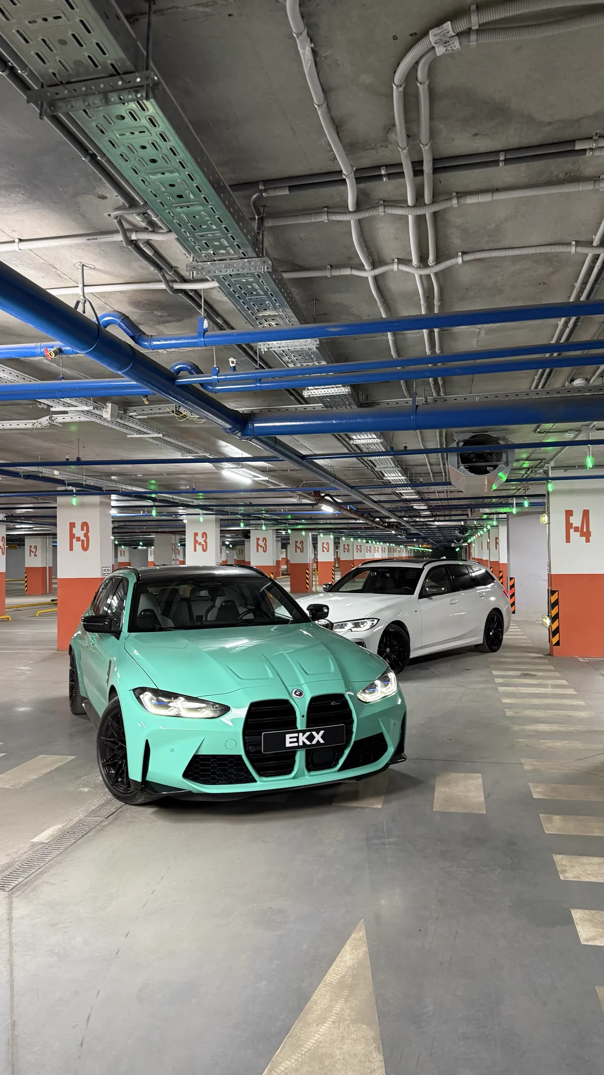 Два автомобиля BMW на парковке