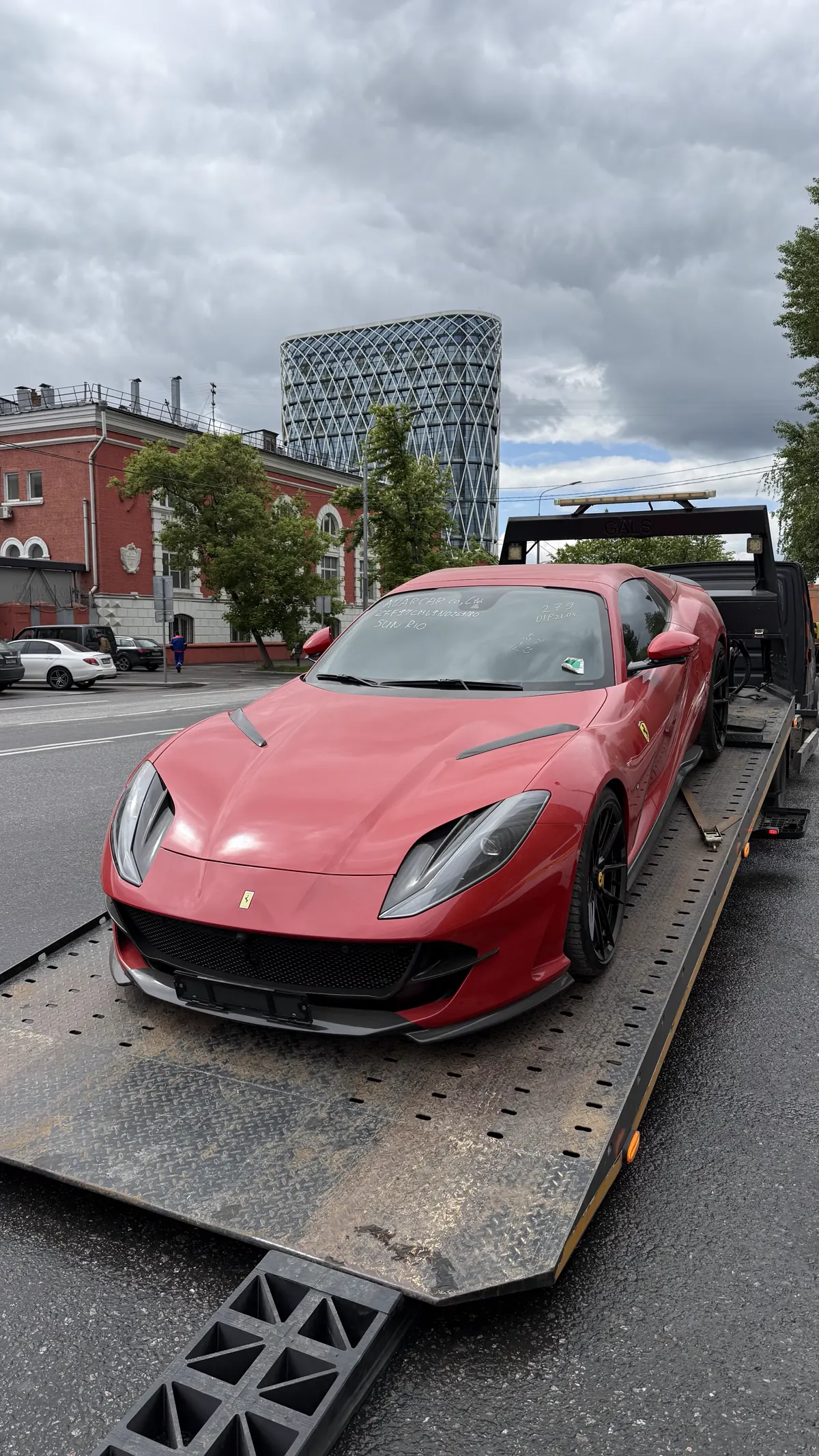 Красный Ferrari на автовозе