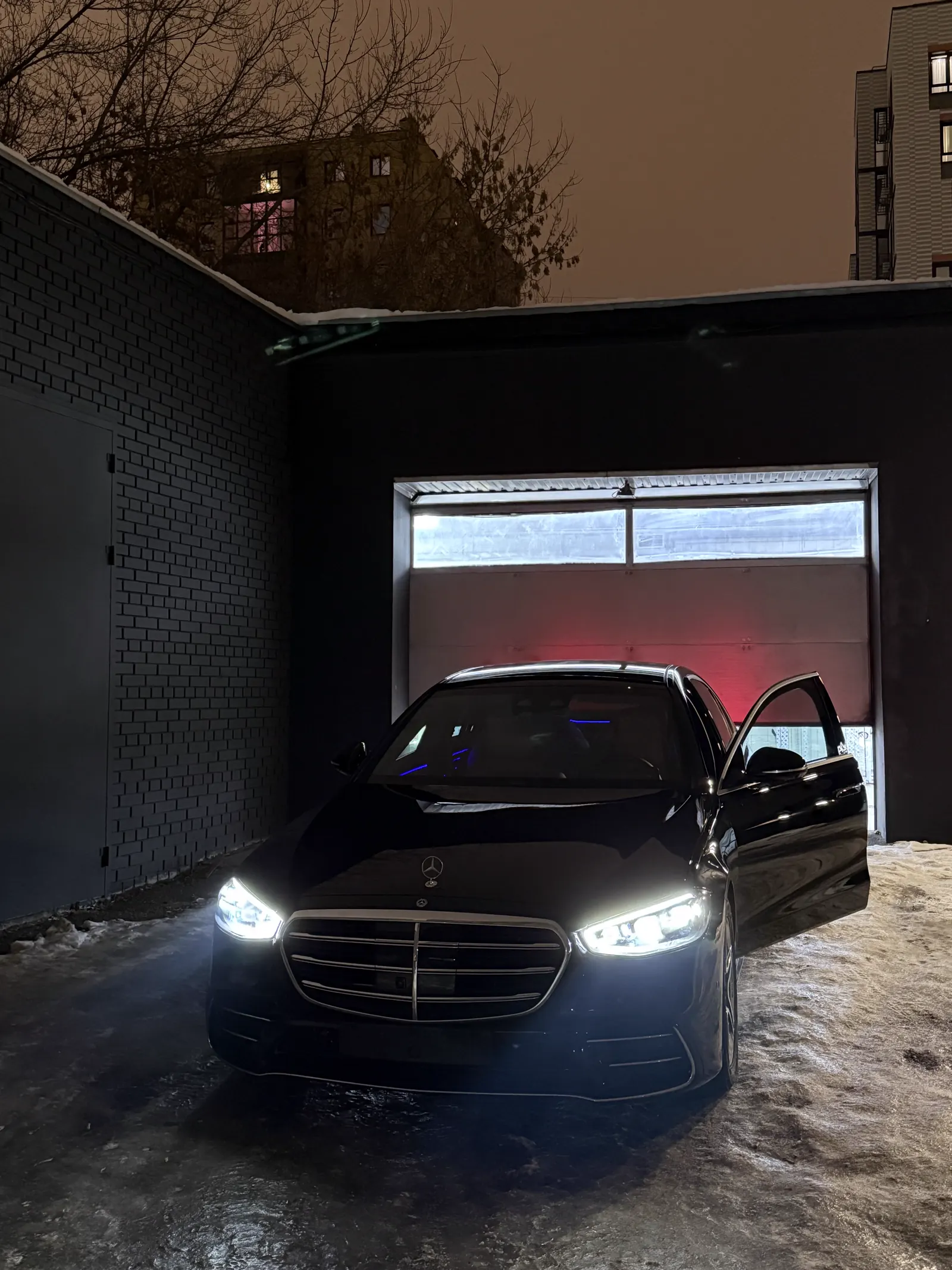 Чёрный Mercedes-Benz после выдачи