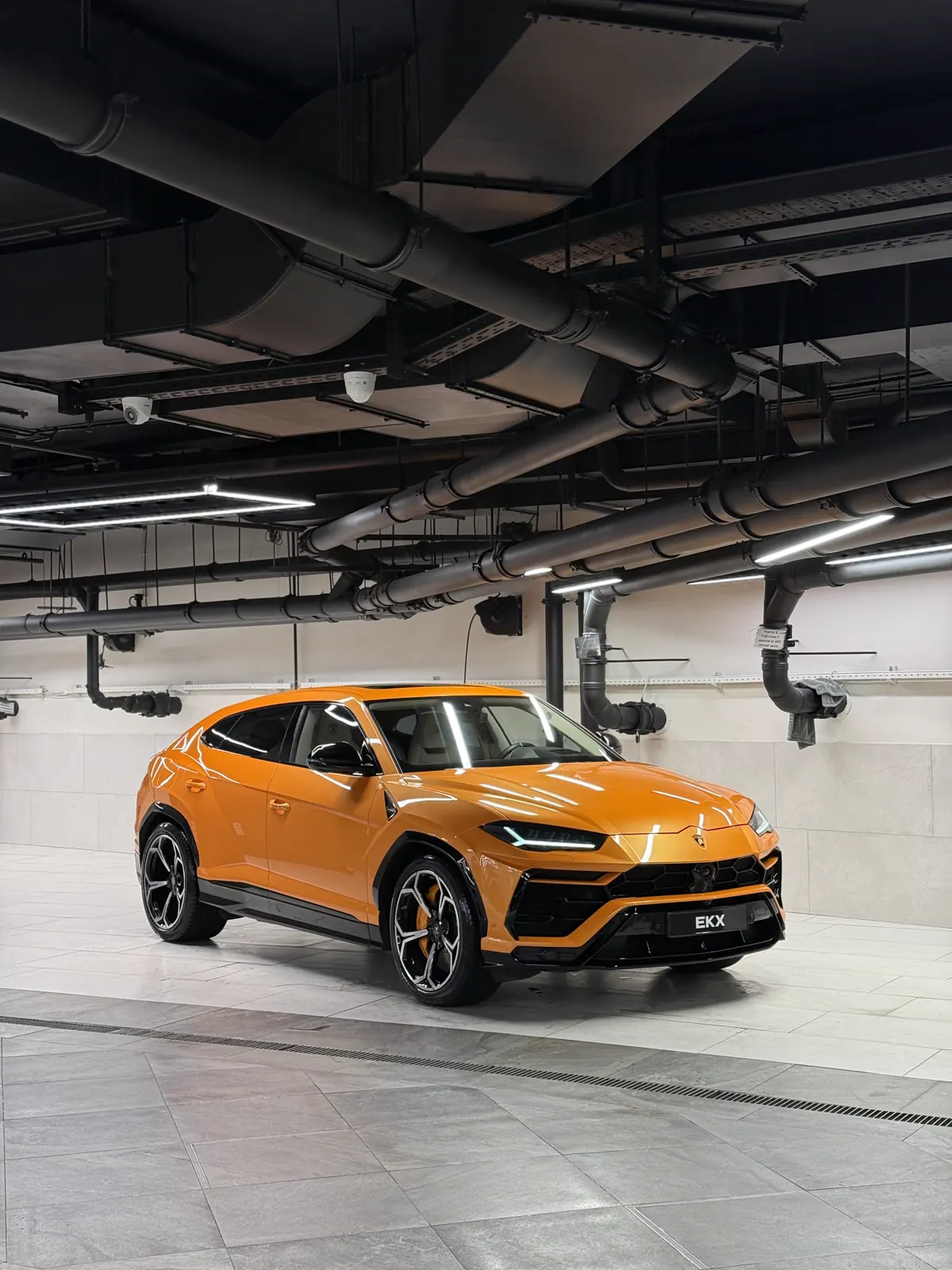 Оранжевый Lamborghini Urus в шоуруме